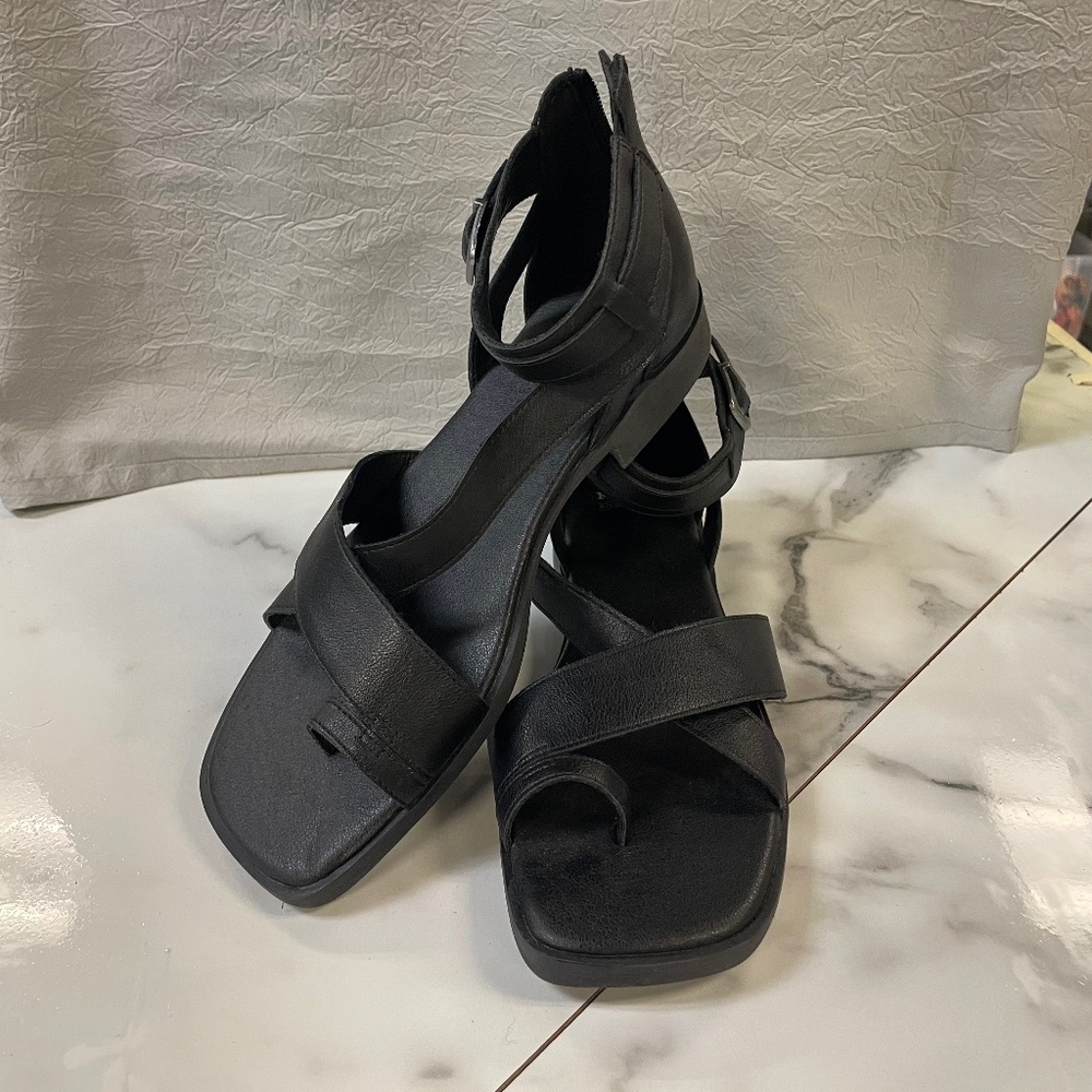 Frye and Co. black leather sandals